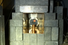 Graded attenuator capsule (copper pipe) holding the smoke detector source is placed in front of the HPGe detector.